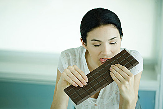 女人,拿着,大,巧克力,舔嘴唇