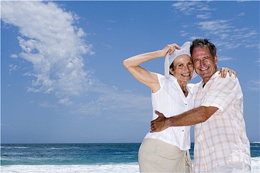 深情,老年,夫妻,搂抱,海滩,女人,拿着,遮阳帽,微笑,头像