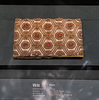 香港两依藏博物馆藏梵克雅宝金红宝石丝钱包