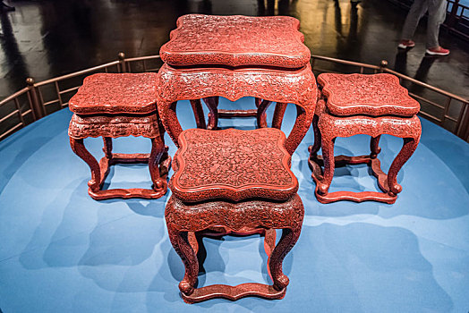 上海博物馆的清代剔红花卉纹方桌凳