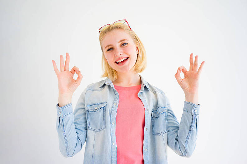 时髦_女孩_展示_头像_ok_手势_高清图片_全景视觉