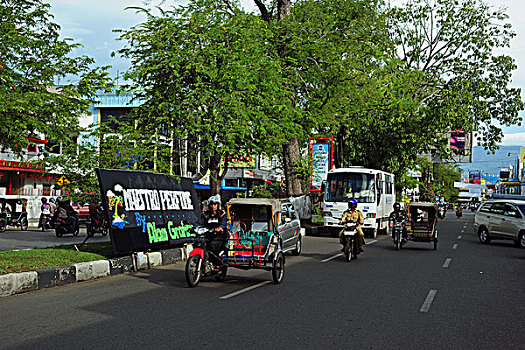 indonesia,sumatra,banda,aceh,traffic,with,motocycle,and,rickshaws