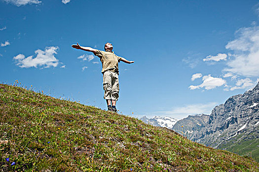 站立,男人,山腰,伸展胳膊,伯恩高地,瑞士