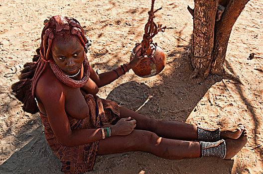 辛巴族妇女,制作,黄油,干燥,南瓜,考科韦尔德,纳米比亚,非洲