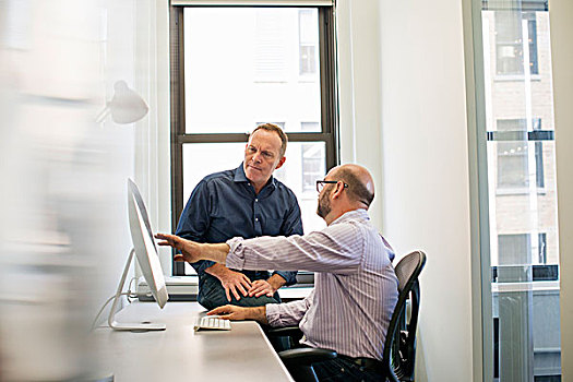 两个,同事,办公室,交谈,电脑屏幕