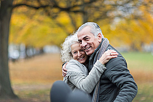 高兴,老年,夫妻,搂抱,秋天,公园