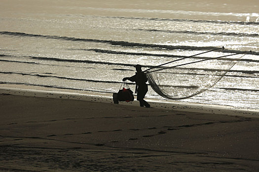 流传千年的渔民技艺,踩着高跷捕小虾成了美丽风景