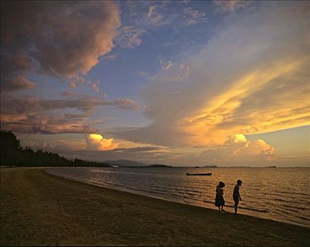 夜光,两个孩子,海滩,哥达基纳巴卢,婆罗洲,马来西亚
