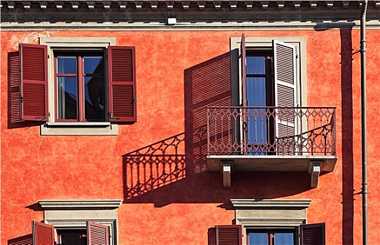 露台,木质,百叶窗,窗户,投影,建筑,房子,红墙,晴天,城镇,阿尔巴,意大利