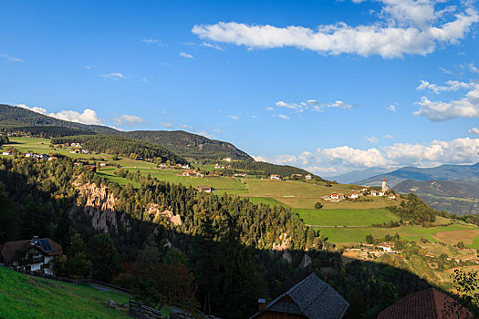 意大利多洛米蒂山脉独特的地形地貌,雷农高地的土地金字塔地形景观