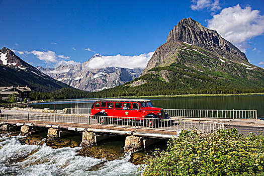 红色,巴士,桥,急湍,湖,许多,冰河,山谷,冰川国家公园,蒙大拿,美国