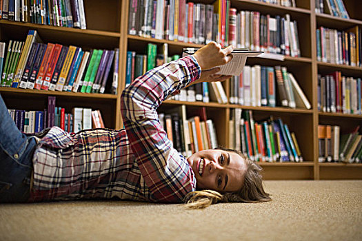 漂亮,高兴,学生,躺着,图书馆,地面,读,书本