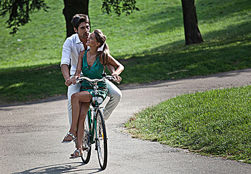 年轻,情侣,骑自行车,公园,都灵,意大利