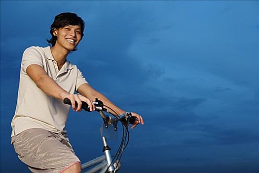骑自行车,看镜头,微笑