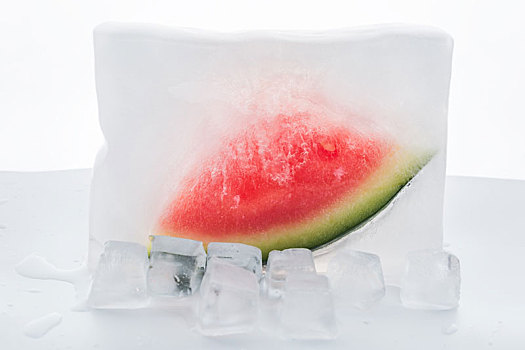 冰冻在冰块里的西瓜,冰爽解暑水果创意图片