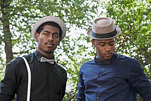 两个,年轻,黑人,衣服,领结,帽子