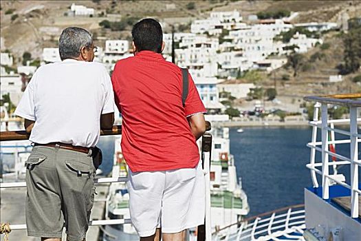 后视图,两个男人,栏杆,游艇,观景,帕特莫斯岛,多德卡尼斯群岛,希腊