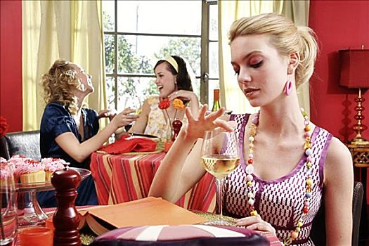 女青年,接触,葡萄酒杯,两个,就餐,餐馆,后面