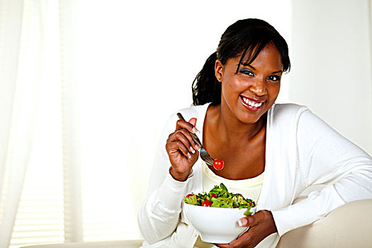 笑,年轻,女人,吃饭,蔬菜沙拉