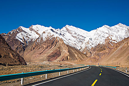 新疆,石山,公路,蓝天,雪山