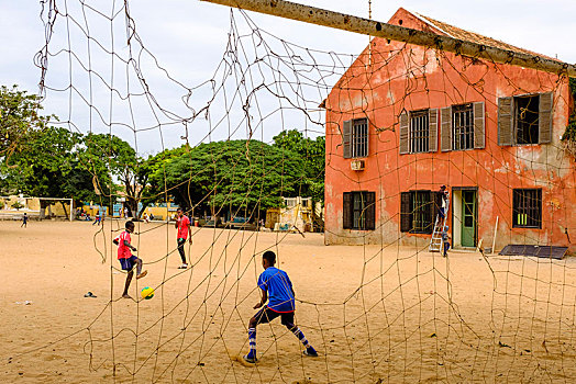 孩子,玩,足球,岛,达喀尔,塞内加尔,非洲