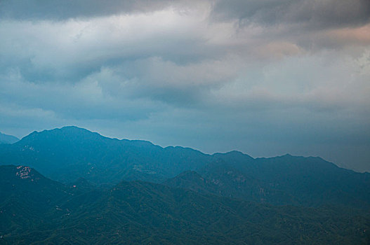 乌云下的山峰