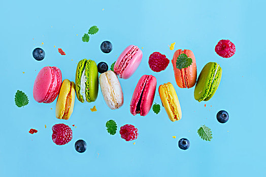 蛋白杏仁饼干,饼干,粉色,种类,落下,浆果,叶子,蓝色背景,背景