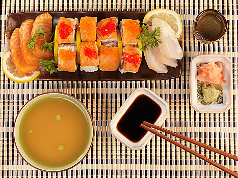 寿司卷,刺身,碗,味增,日本米酒,筷子