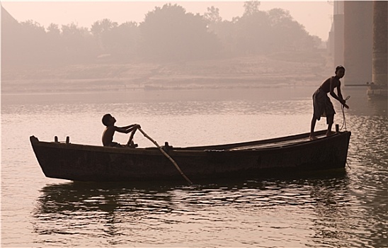 剪影,两个,年轻,船,恒河,瓦拉纳西,印度