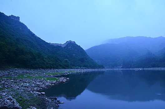 水库的黎明