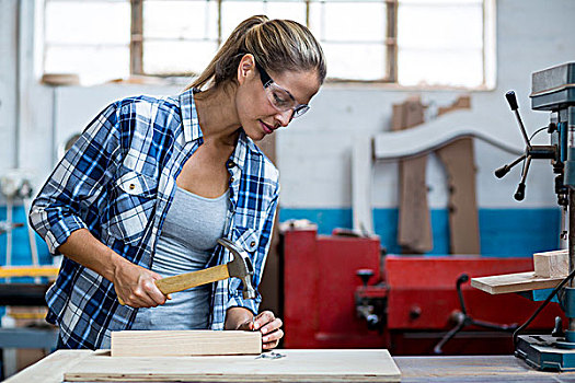 女性,木匠,拿着,锤子,钉子,厚木板,工作间