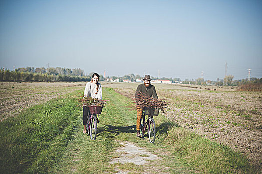 年轻,情侣,骑自行车,乡村,威尼斯,意大利