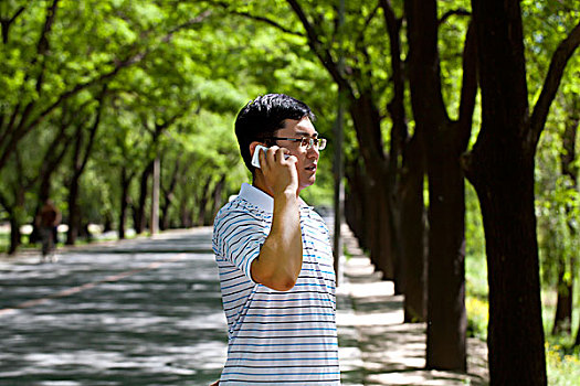 用手机打电话的成功商务男士