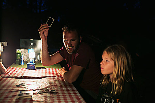 父亲,女儿,纸牌,野餐桌,夜晚,灯,灯笼,露营,不列颠哥伦比亚省,加拿大