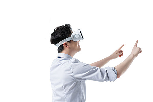 商務(wù)男士使用VR眼鏡