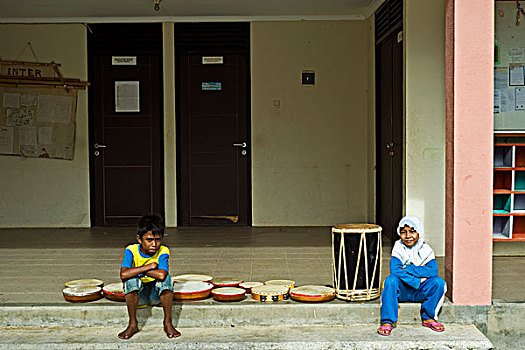 indonesia,sumatra,banda,aceh,boy,and,girl,playing,the,drums