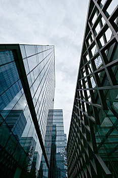仰视现代建筑摩天大楼建筑玻璃外观