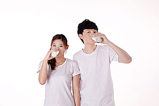 情侣一起喝牛奶