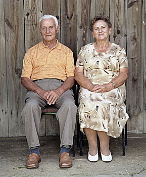 椅子,谷仓,人,老,老人,70-80岁,一对,情侣,退休老人,两个,坐,一起,相互关系,团结,情感,退休,老年,看镜头,自豪,全身
