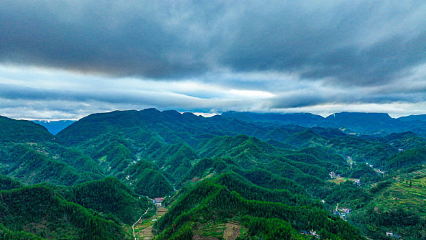 重庆酉阳,秋日晨曦壮美山区