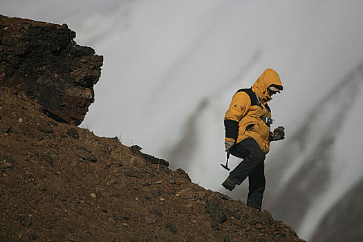 可可西里地质考察队员在考察采集地质样本