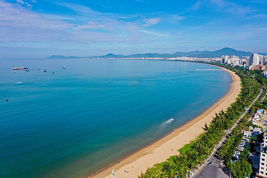 航拍海南三亚湾旅游度假区海水浴场椰林沙滩