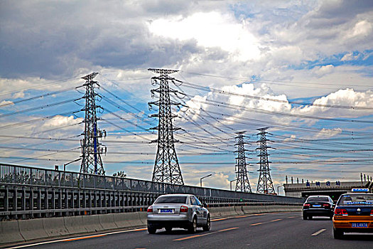 北京京通快速公路和输电塔