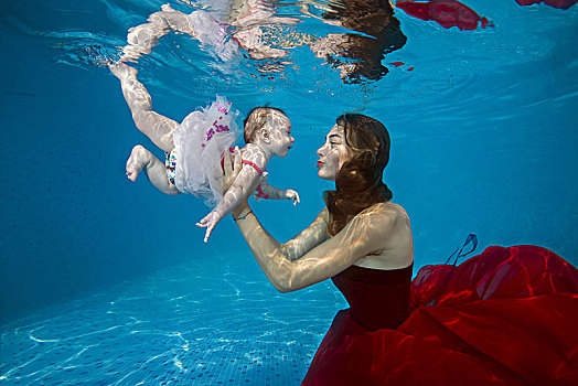 美女,少妇,红裙,婴儿,姿势,水下,游泳池,乌克兰,欧洲