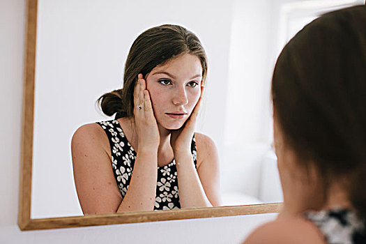 女人,照镜子