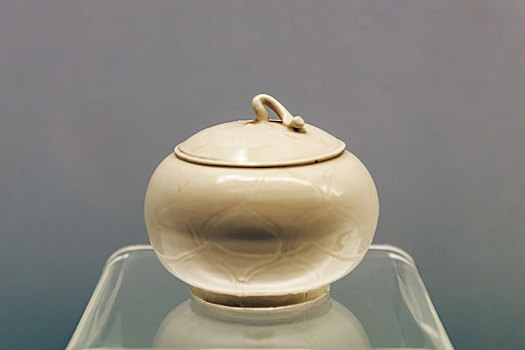 上海博物馆藏五代定窑白釉官字划花莲瓣纹盖罐