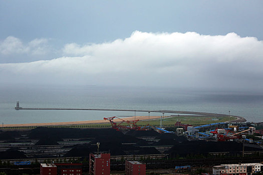 风雨过后是晴天丽日,港口运输生产繁忙有序折射中国经济巨大活力