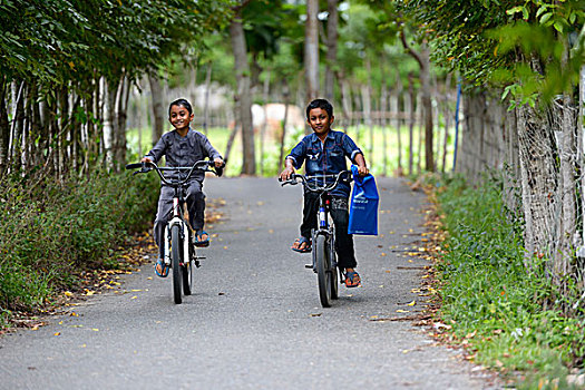 两个男孩,自行车,砂质黏土,乡村,苏门答腊岛,印度尼西亚,亚洲
