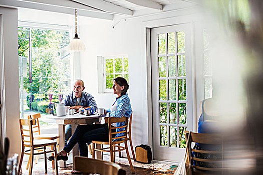 两个人,坐,咖啡馆,桌子,窗,模糊,前景