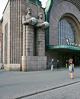 赫尔辛基火车站正门的人像浮雕